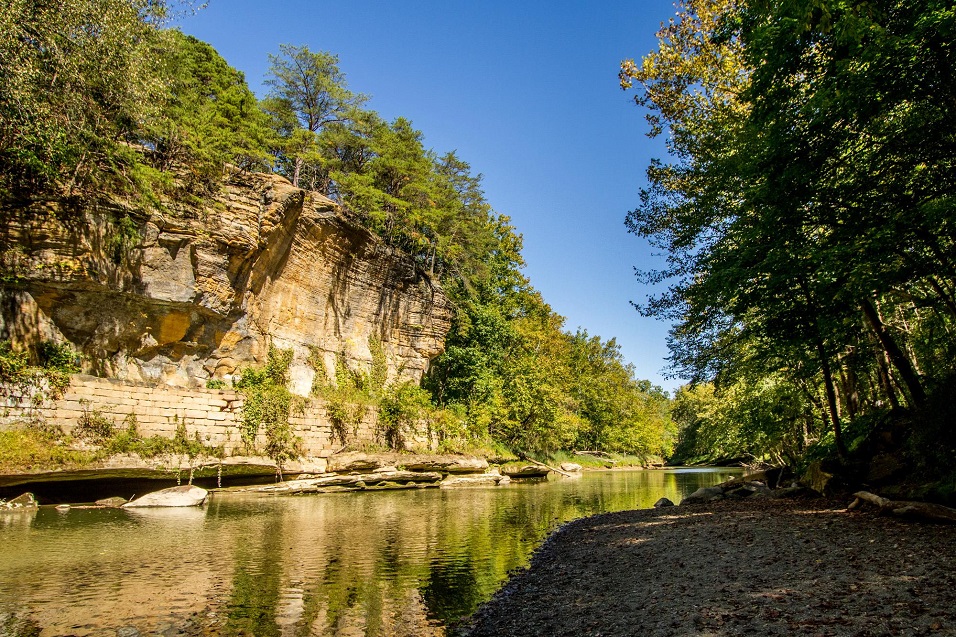 An image of the lake and cliffs at the Blackhand Gorge State Nature Reserve in Ohio.