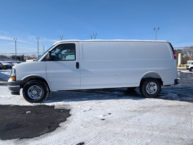 2025 Chevrolet Express Cargo WT
