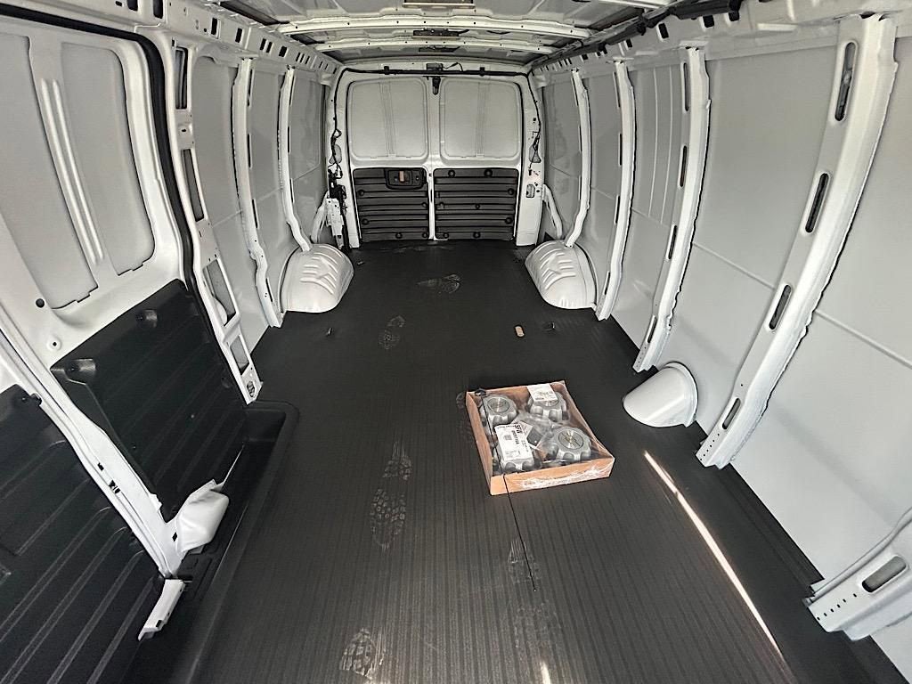 2025 Chevrolet Express Cargo 3500 WT