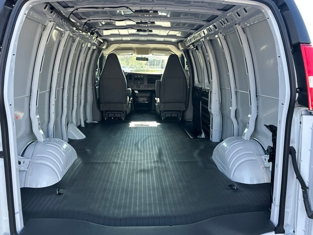 2025 Chevrolet Express Cargo 3500 WT