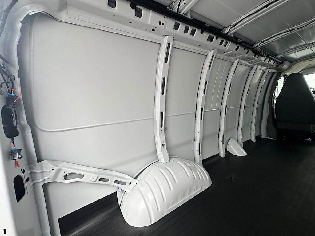 2025 Chevrolet Express Cargo 3500 WT