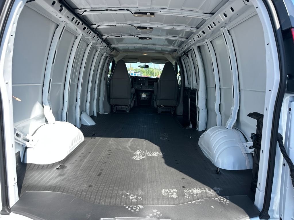 2025 Chevrolet Express Cargo 3500 WT