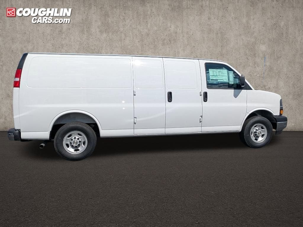 2025 Chevrolet Express Cargo 3500 WT